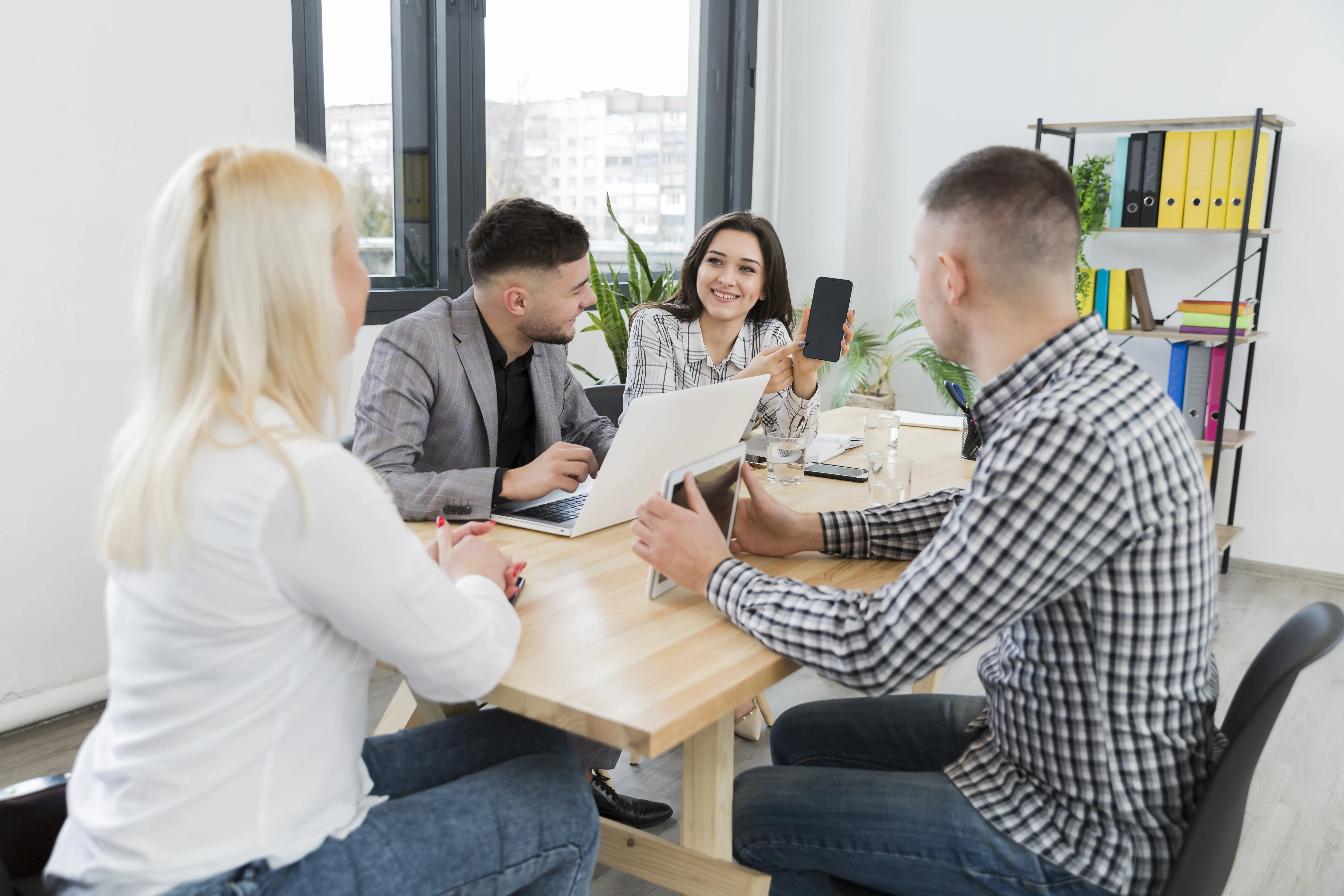 Besprechung im Büro mit einer Frau im Rollstuhl.