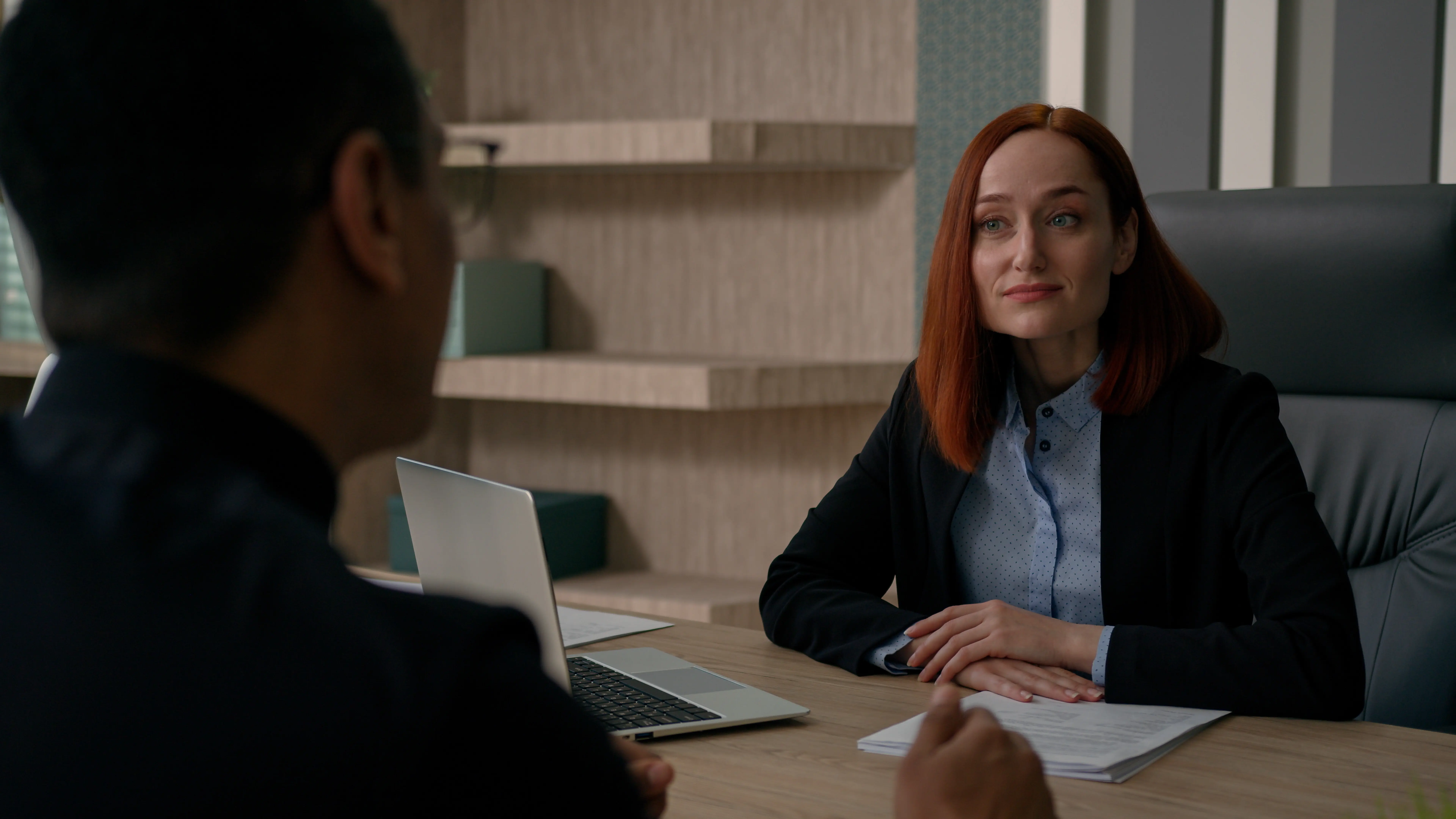 Vielfältige, multiethnische Kollegen: ein afroamerikanischer Geschäftsmann und eine kaukasische Geschäftsfrau sprechen und diskutieren online mit einem Partner über ein Finanzprojekt; Geschäftsberatung im Büro, Verhandlung über die Einstellung eines Kandidaten.